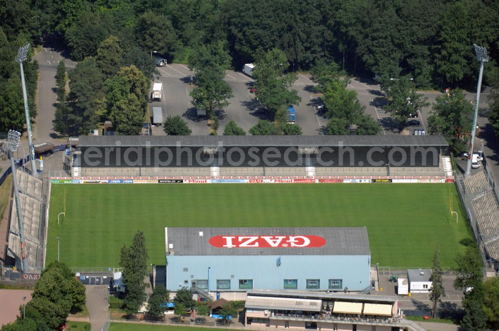 Stuttgart from the bird's eye view: Blick auf die Sportanlage Waldau mit dem Gazi-Stadion in Stuttgart. Im Nordosten, zwischen dem bebauten Gebiet und dem Fernsehturm, befindet sich das Sportzentrum Waldau mit mehreren Sportplätzen. Es gibt das Eissportzentrum Waldau – Heimat des Stuttgarter EC und das Stadion Hohe Eiche - Heimat des Stuttgarter RC und des LAC Degerloch. Das GAZI-Stadion auf der Waldau ist seit 1905 Heimat der Stuttgarter Kickers und seit 1982 der Stuttgart Scorpions. Am 17. Juli 2008 beschloss der Stuttgarter Gemeinderat, das Stadion für insgesamt 5,4 Millionen Euro umzubauen, um die DFB-Anforderungen an die Spielstätten der 3. Liga zu erfüllen. Kontakt: Guts-Muths Weg 4, 70597 Stuttgart, Tel. +49 (0)711 7220442, Fax +49 (0)711 32758799