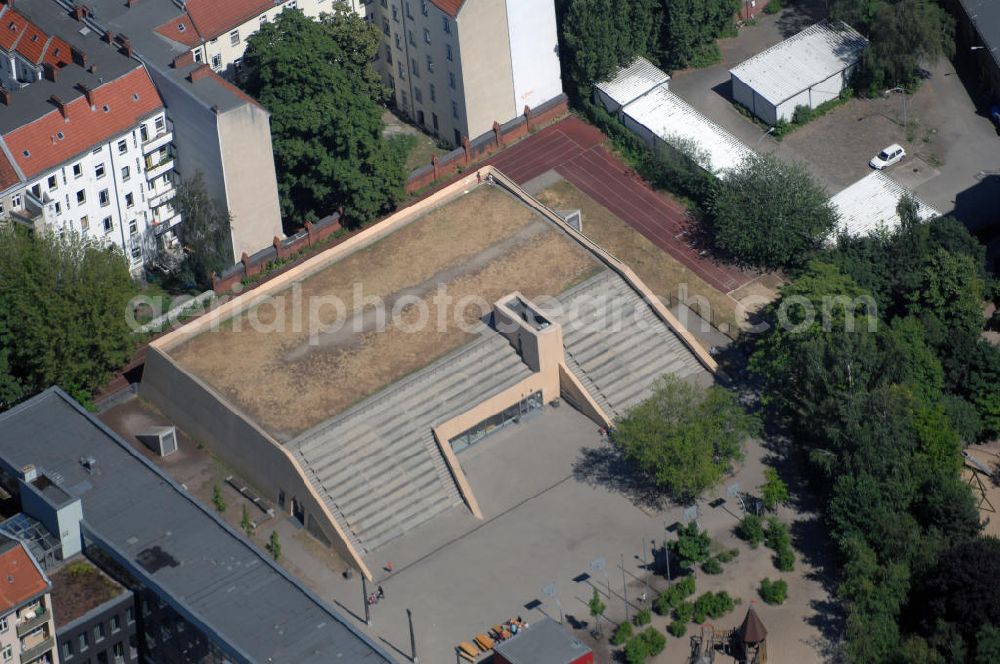 Berlin from above - Blick auf die Sporthalle der Löwenzahn-Grundschule in der Drorystraße in Berlin-Rixdorf (Neukölln). Sie verfügt über eine Spielfläche von 22x44 m. Adresse: Drorystr.3, Tel.: +49 (0)30 68 39 05 00, Architekt: Backmann und Schieber, Brandenburgische Str. 86/87, 10713 Berlin, Tel +49 (0)30 86 30 71 30, Fax +49 (0)30 86 30 71 44; Bauherr: Bezirk Neukölln, Abt. Bildung, Schule, Kultur; Projektleitung: Hochbauamt Neukölln