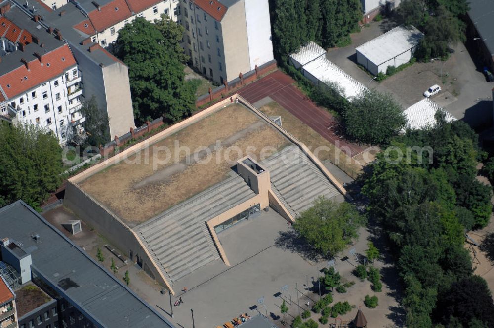 Berlin from the bird's eye view: Blick auf die Sporthalle der Löwenzahn-Grundschule in der Drorystraße in Berlin-Rixdorf (Neukölln). Sie verfügt über eine Spielfläche von 22x44 m. Adresse: Drorystr.3, Tel.: +49 (0)30 68 39 05 00, Architekt: Backmann und Schieber, Brandenburgische Str. 86/87, 10713 Berlin, Tel +49 (0)30 86 30 71 30, Fax +49 (0)30 86 30 71 44; Bauherr: Bezirk Neukölln, Abt. Bildung, Schule, Kultur; Projektleitung: Hochbauamt Neukölln