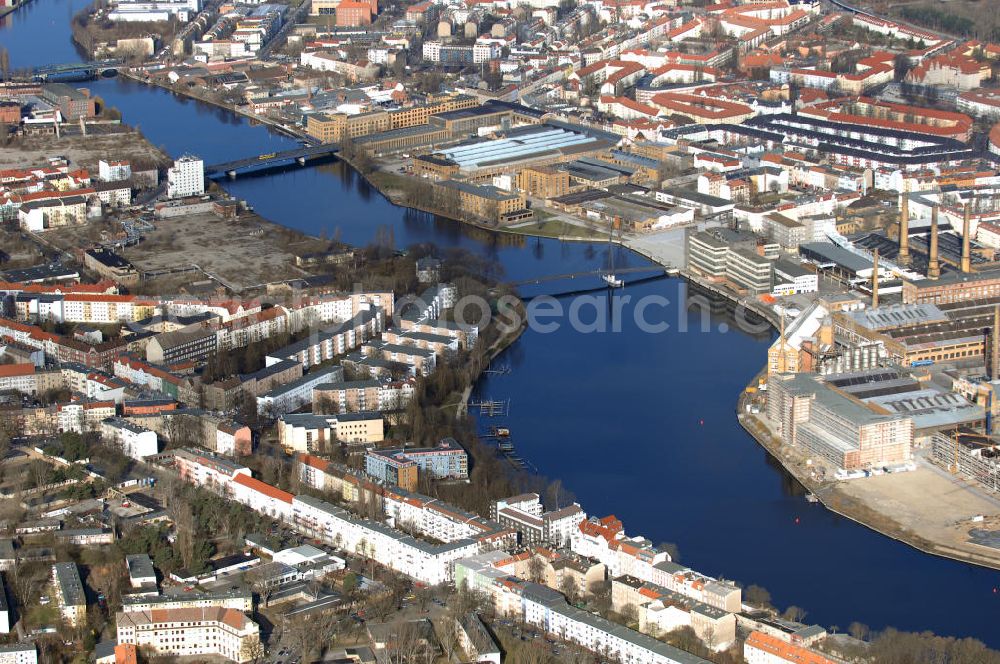 Berlin from above - Blick auf die Spree im Bereich des Wohngebietes Niederschöneweide. Niederschöneweide ist ein Ortsteil im Bezirk Treptow-Köpenick von Berlin. Die Spree ist ein knapp 400 Kilometer langer Fluss in Ostdeutschland, davon sind etwa 182 km schiffbar. Die Spree wird allgemein als Nebenfluss der Havel betrachtet, obwohl sie um einiges länger ist und an der Mündung mit 36 Kubikmeter pro Sekunde beim Pegel Sophienwerder mehr als doppelt soviel Wasser wie die Havel führt. Ihr Flusslauf führt durch Sachsen, Brandenburg und mündet in Berlin.