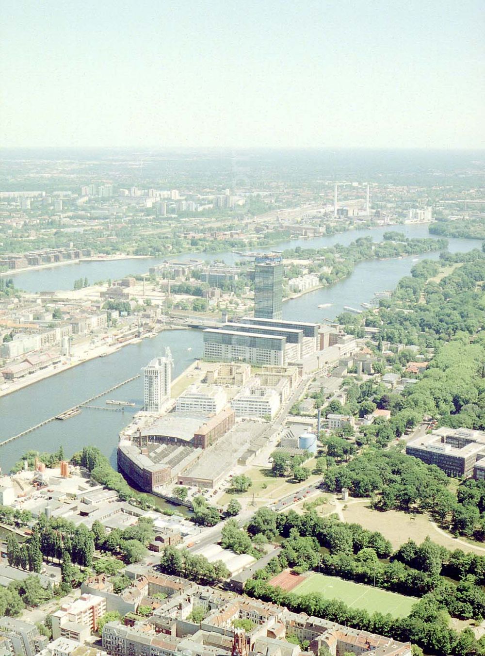 Aerial photograph Berlin - Kreuzberg - Blick auf den Spreebereich mit Abzweig zum Landwehrkanal in Berlin-Kreuzberg.