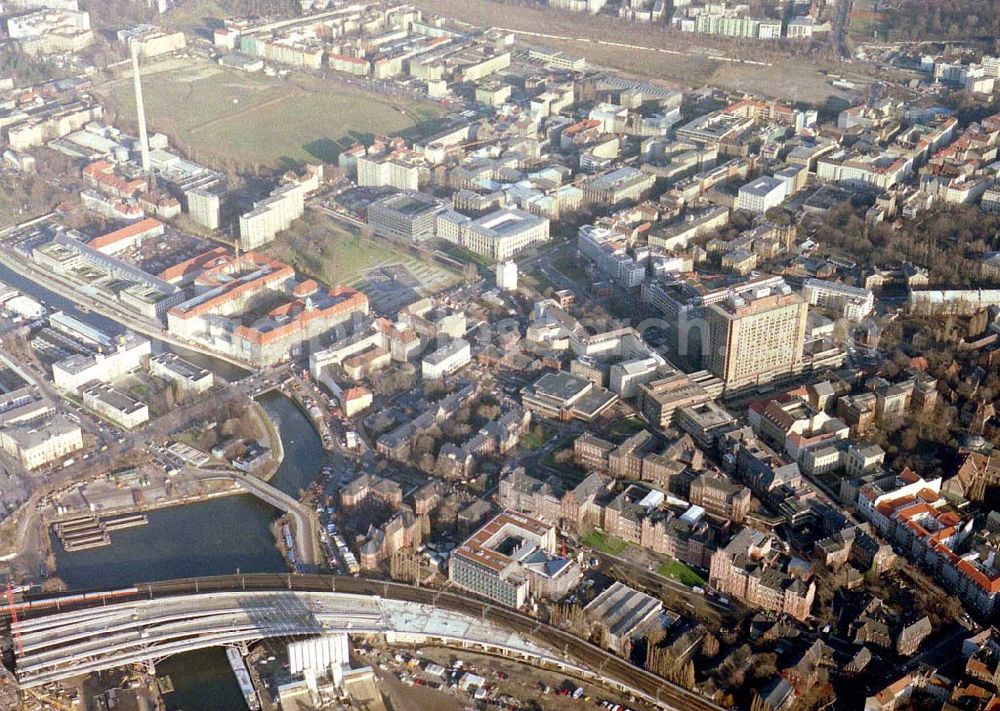 Berlin from above - Blick vom Spreebogen auf das Gelände der Charité mit dem Büro- und Wohnhauskomplex der BAYERISCHEN HAUSBAU an der Invalidenstraße / Hannoversche Straße mit den beiden Torhäusern.