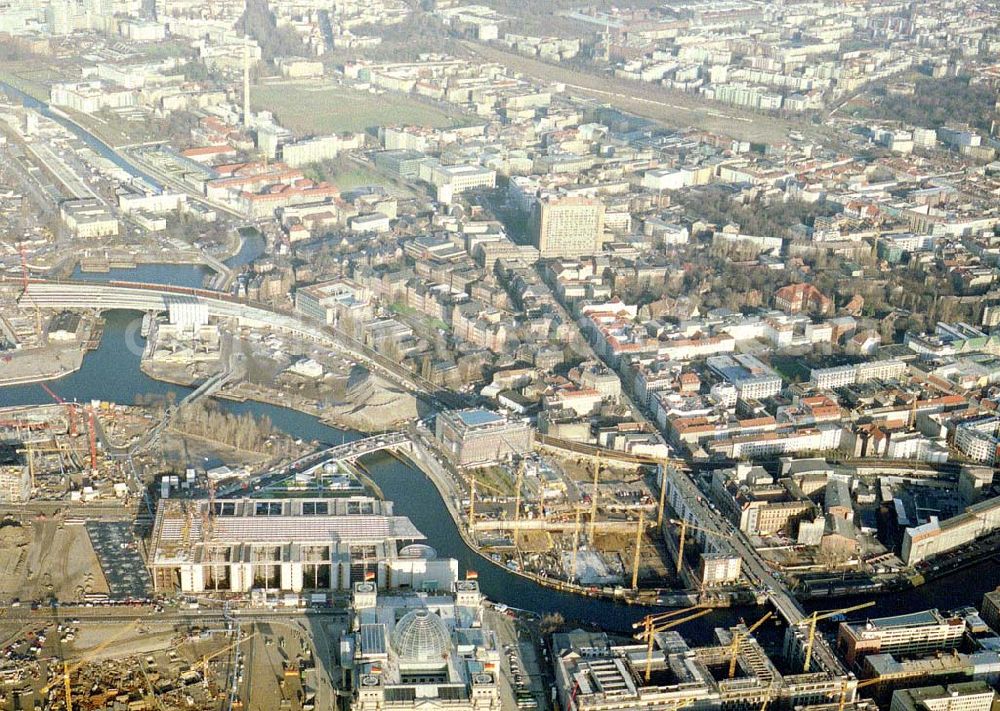 Aerial image Berlin - Tiergarten - Blick vom Spreebogen mit dem Reichstag auf das Gelände der Charité .