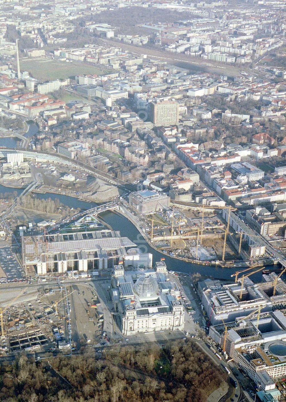 Aerial photograph Berlin - Tiergarten - Blick vom Spreebogen mit dem Reichstag auf das Gelände der Charité .