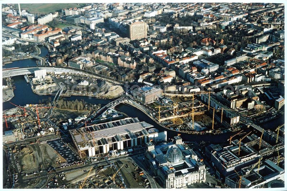 Berlin - Tiergarten from above - Blick vom Spreebogen mit dem Reichstag auf das Gelände der Charité .