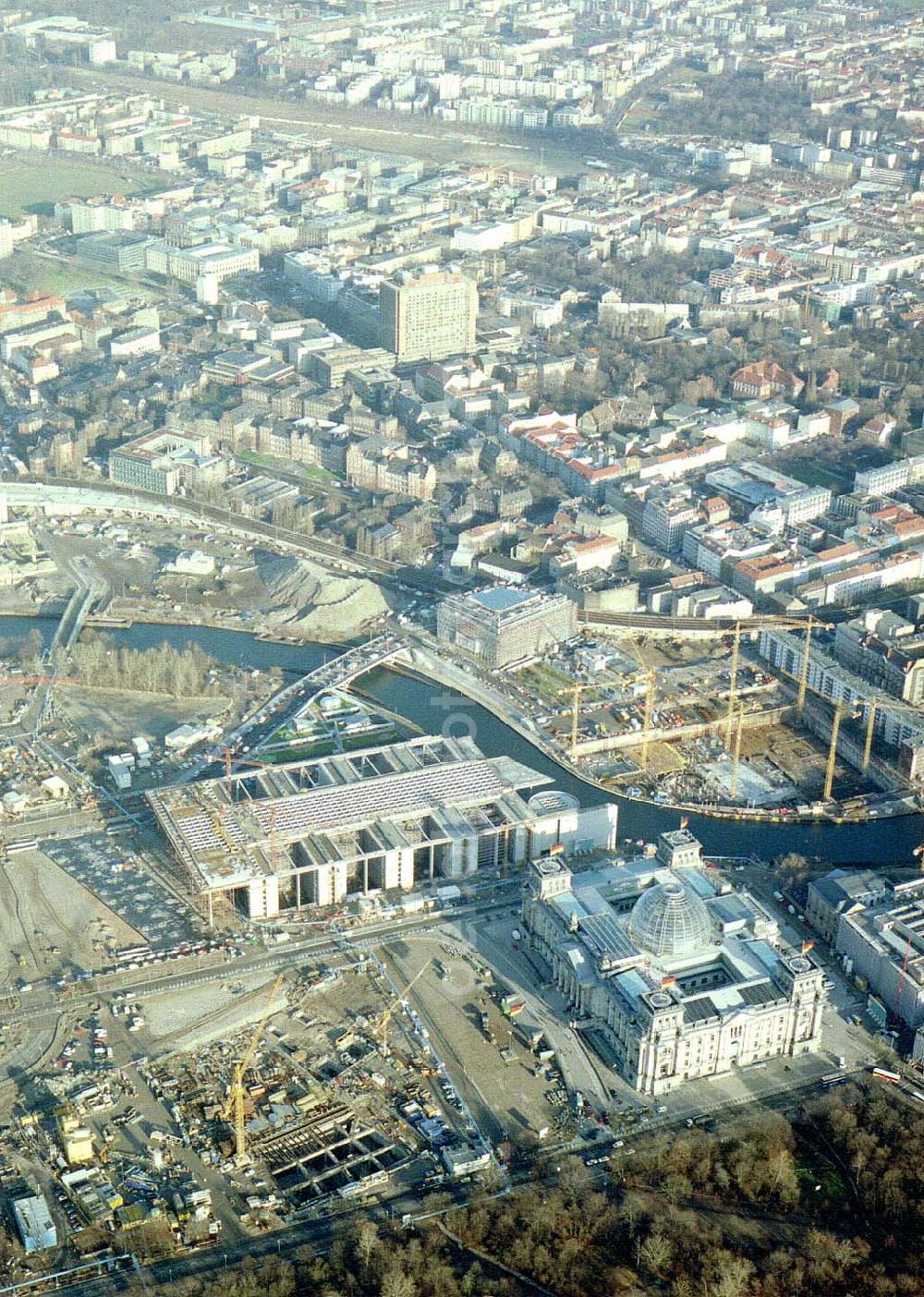 Berlin - Tiergarten from the bird's eye view: Blick vom Spreebogen mit dem Reichstag auf das Gelände der Charité .