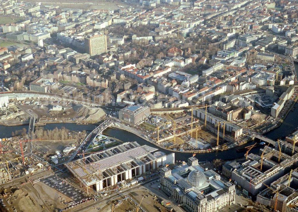 Aerial image Berlin - Tiergarten - Blick vom Spreebogen mit dem Reichstag auf das Gelände der Charité .