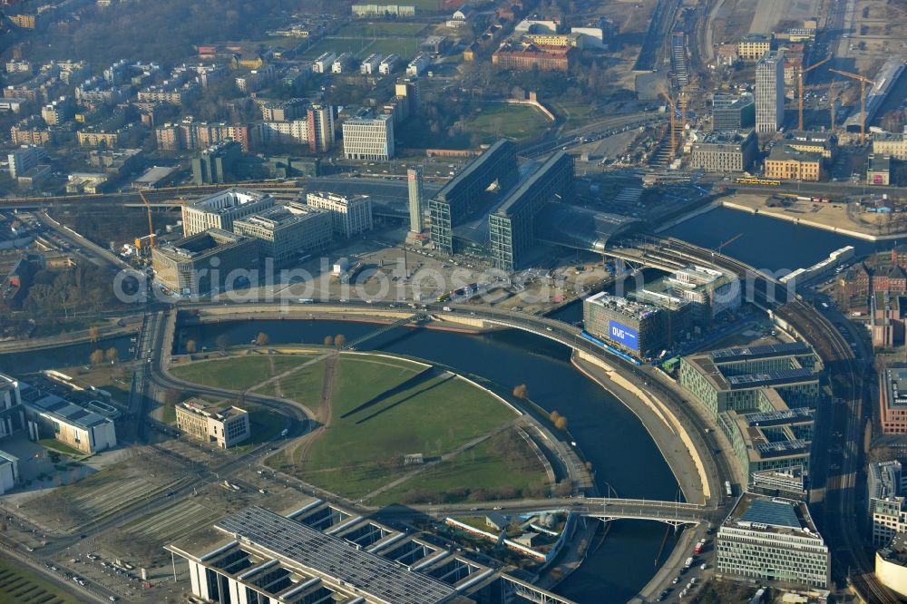 Aerial image Berlin - View of the Spreebogenpark on the river Spree in close proximity to the Reichstag building in Berlin