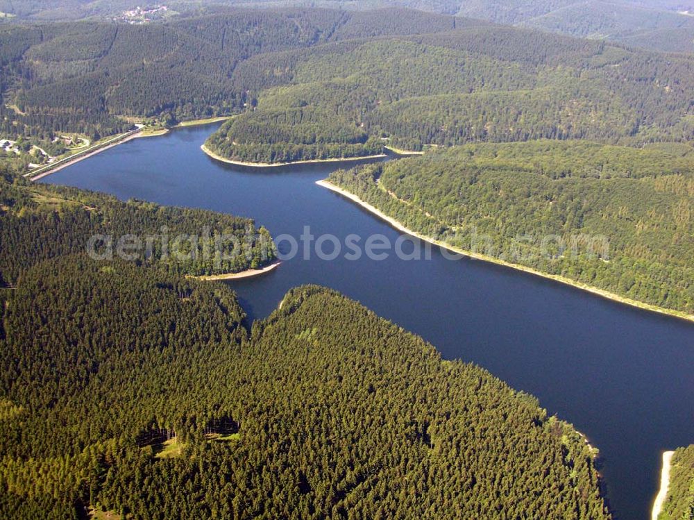 Osterode from the bird's eye view: 29.08.2005 Osterode, Der Sösestausee liegt zwischen Osterode, Lerbach und Riefensbeek-Kamschlacken. Er wurde zwischen 1928 und 1931 gebaut, um das Hochwasser der Söse zu regulieren.Der Stausee ist ca. 3 km lang und 600 m breit. Seine maximale Tiefe beträgt ca. 45 m und er hat einen Inhalt von 25 Millionen m³ Wasser. Der 1931 fertiggestellte Staudamm ist 500 m lang und 56 m hoch.