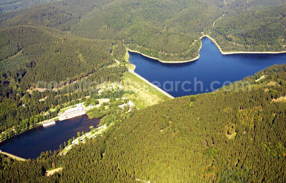 Aerial image Osterode - 29.08.2005 Osterode, Der Sösestausee liegt zwischen Osterode, Lerbach und Riefensbeek-Kamschlacken. Er wurde zwischen 1928 und 1931 gebaut, um das Hochwasser der Söse zu regulieren.Der Stausee ist ca. 3 km lang und 600 m breit. Seine maximale Tiefe beträgt ca. 45 m und er hat einen Inhalt von 25 Millionen m³ Wasser. Der 1931 fertiggestellte Staudamm ist 500 m lang und 56 m hoch.