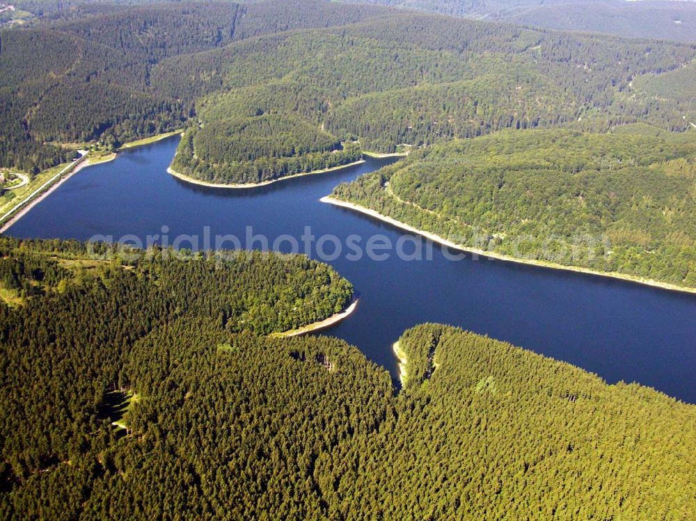 Aerial photograph Osterode - 29.08.2005 Osterode, Der Sösestausee liegt zwischen Osterode, Lerbach und Riefensbeek-Kamschlacken. Er wurde zwischen 1928 und 1931 gebaut, um das Hochwasser der Söse zu regulieren.Der Stausee ist ca. 3 km lang und 600 m breit. Seine maximale Tiefe beträgt ca. 45 m und er hat einen Inhalt von 25 Millionen m³ Wasser. Der 1931 fertiggestellte Staudamm ist 500 m lang und 56 m hoch.