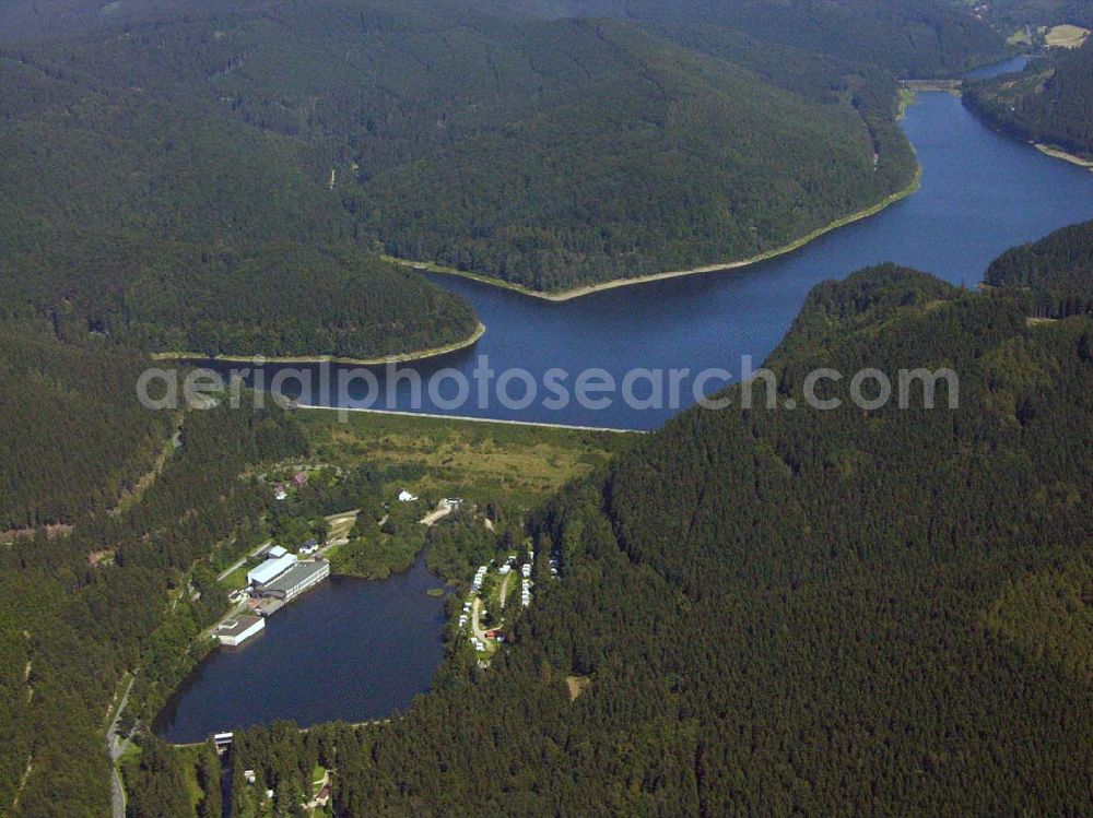 Osterode from above - 29.08.2005 Osterode, Der Sösestausee liegt zwischen Osterode, Lerbach und Riefensbeek-Kamschlacken. Er wurde zwischen 1928 und 1931 gebaut, um das Hochwasser der Söse zu regulieren.Der Stausee ist ca. 3 km lang und 600 m breit. Seine maximale Tiefe beträgt ca. 45 m und er hat einen Inhalt von 25 Millionen m³ Wasser. Der 1931 fertiggestellte Staudamm ist 500 m lang und 56 m hoch.