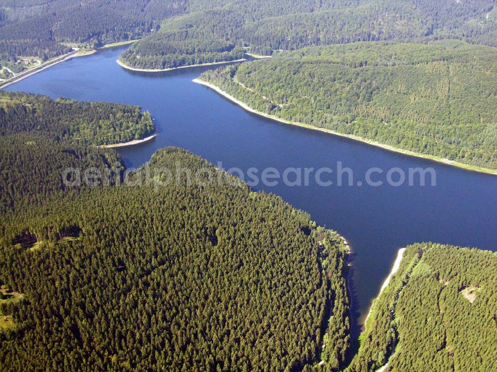 Osterode from the bird's eye view: 29.08.2005 Osterode, Der Sösestausee liegt zwischen Osterode, Lerbach und Riefensbeek-Kamschlacken. Er wurde zwischen 1928 und 1931 gebaut, um das Hochwasser der Söse zu regulieren.Der Stausee ist ca. 3 km lang und 600 m breit. Seine maximale Tiefe beträgt ca. 45 m und er hat einen Inhalt von 25 Millionen m³ Wasser. Der 1931 fertiggestellte Staudamm ist 500 m lang und 56 m hoch.