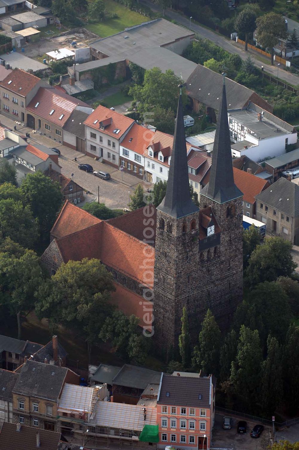 Burg from the bird's eye view: Blick auf die St.Nicolai Kirche. Sie ist eine der Kirchen, die zur Straße der Romanik zählt. Diese Straße verbindet die Dome, Burgen, Klöster und Kirchen, die in der Zeit vom 10. bis Mitte des 13. Jahrhundert entstanden, und somit ein Zeichen der Christianisierung sind.