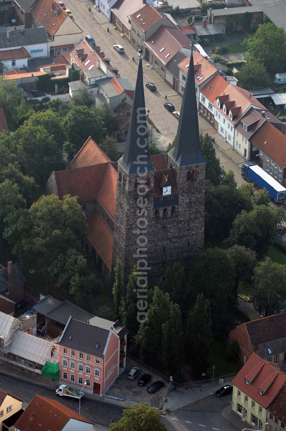 Aerial image Burg - Blick auf die St.Nicolai Kirche. Sie ist eine der Kirchen, die zur Straße der Romanik zählt. Diese Straße verbindet die Dome, Burgen, Klöster und Kirchen, die in der Zeit vom 10. bis Mitte des 13. Jahrhundert entstanden, und somit ein Zeichen der Christianisierung sind.