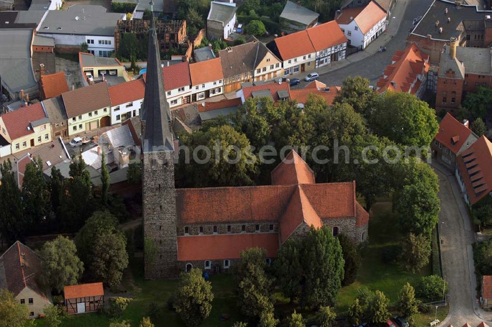 Burg from above - Blick auf die St.Nicolai Kirche. Sie ist eine der Kirchen, die zur Straße der Romanik zählt. Diese Straße verbindet die Dome, Burgen, Klöster und Kirchen, die in der Zeit vom 10. bis Mitte des 13. Jahrhundert entstanden, und somit ein Zeichen der Christianisierung sind.