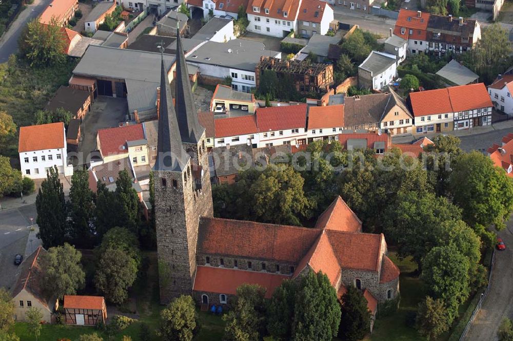 Burg from the bird's eye view: Blick auf die St.Nicolai Kirche. Sie ist eine der Kirchen, die zur Straße der Romanik zählt. Diese Straße verbindet die Dome, Burgen, Klöster und Kirchen, die in der Zeit vom 10. bis Mitte des 13. Jahrhundert entstanden, und somit ein Zeichen der Christianisierung sind.