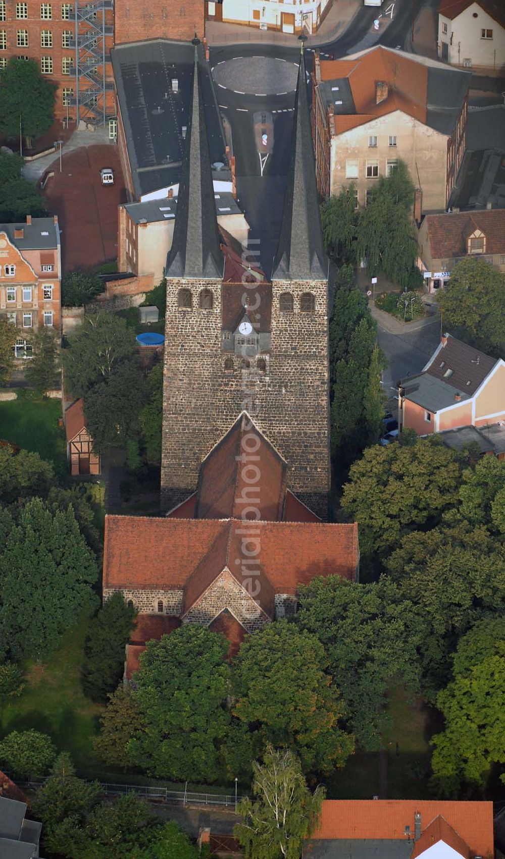 Aerial photograph Burg - Blick auf die St.Nicolai Kirche. Sie ist eine der Kirchen, die zur Straße der Romanik zählt. Diese Straße verbindet die Dome, Burgen, Klöster und Kirchen, die in der Zeit vom 10. bis Mitte des 13. Jahrhundert entstanden, und somit ein Zeichen der Christianisierung sind.