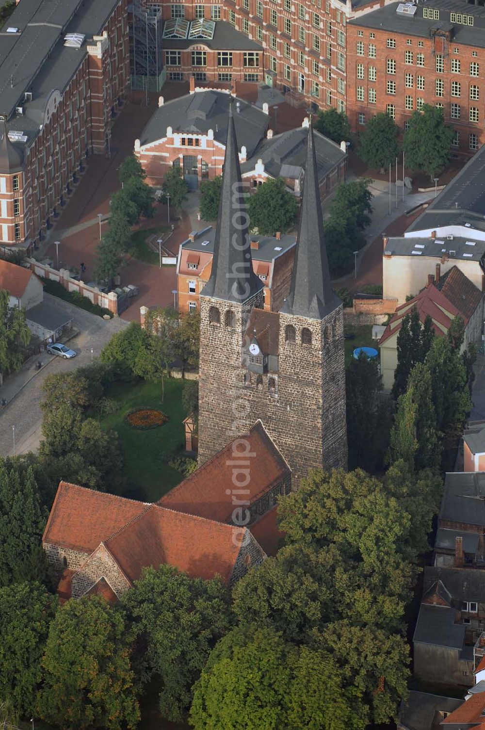 Burg from above - Blick auf die St.Nicolai Kirche. Sie ist eine der Kirchen, die zur Straße der Romanik zählt. Diese Straße verbindet die Dome, Burgen, Klöster und Kirchen, die in der Zeit vom 10. bis Mitte des 13. Jahrhundert entstanden, und somit ein Zeichen der Christianisierung sind.