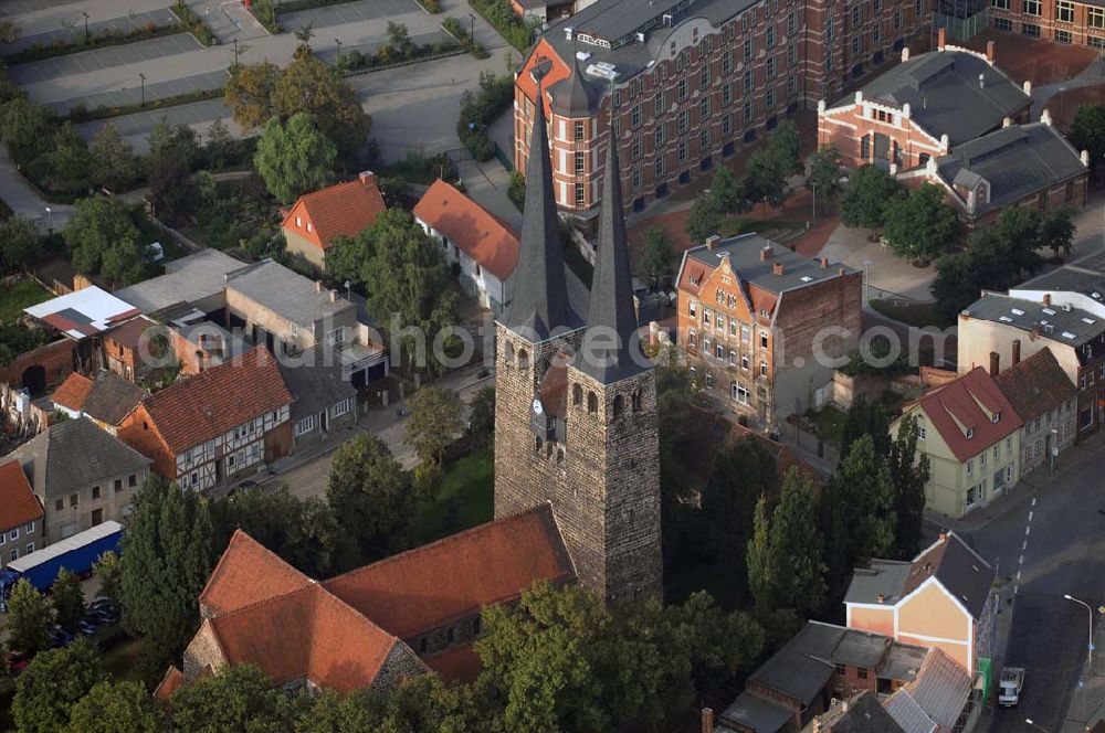 Burg from the bird's eye view: Blick auf die St.Nicolai Kirche. Sie ist eine der Kirchen, die zur Straße der Romanik zählt. Diese Straße verbindet die Dome, Burgen, Klöster und Kirchen, die in der Zeit vom 10. bis Mitte des 13. Jahrhundert entstanden, und somit ein Zeichen der Christianisierung sind.