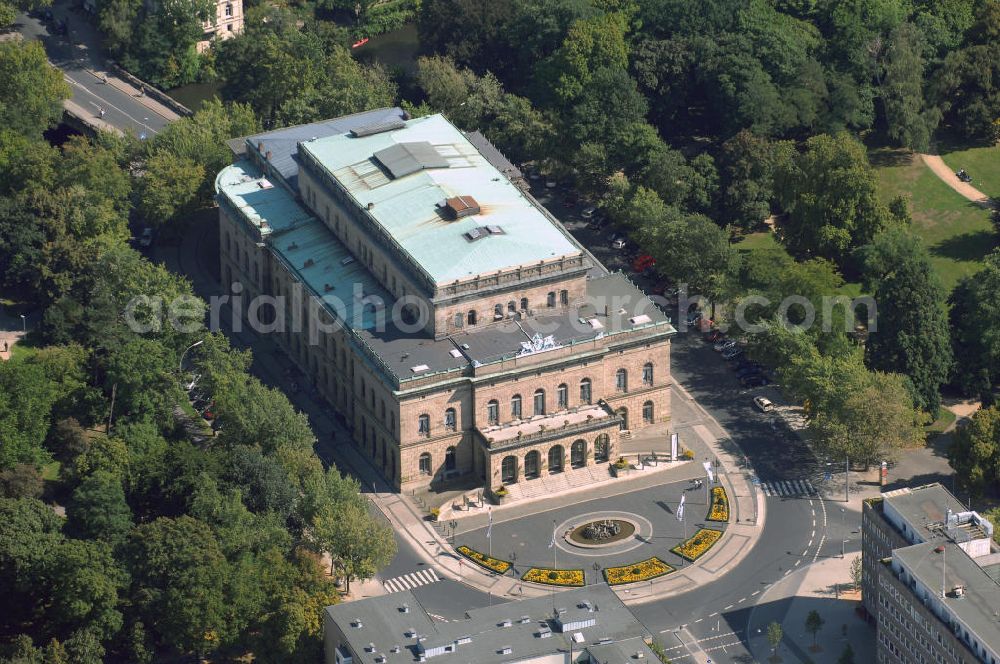 Aerial image Braunschweig - Blick auf das Staatstheater Braunschweig. Das Staatstheater Braunschweig ist das älteste öffentliche Mehrspartentheater Deutschlands. Im Jahr zeigt es ca. 30 Premieren in Musiktheater (Oper, Operette, Musical), Ballett und Schauspiel. Aber auch in der Kinder- und Jugendsparte Junges Theater. Das Staatstheater besteht aus zwei Gebäuden. Das Große Haus verfügt über 896 Sitz- und 60 Stehplätze. Das Kleine Haus maximal 297 Plätze bei einer multifunktionalen Raumanordnung. Eigentümer des Staatstheaters Braunschweig ist das Land Niedersachsen. Kontakt: Staatstheater Braunschweig, Besucherservice, Postfach 4539, 38035 Braunschweig, Tel.: +49(0)5311234 0, Fax: +49(0)5311234 103, E-Mail: service@staatstheater-braunschweig.de