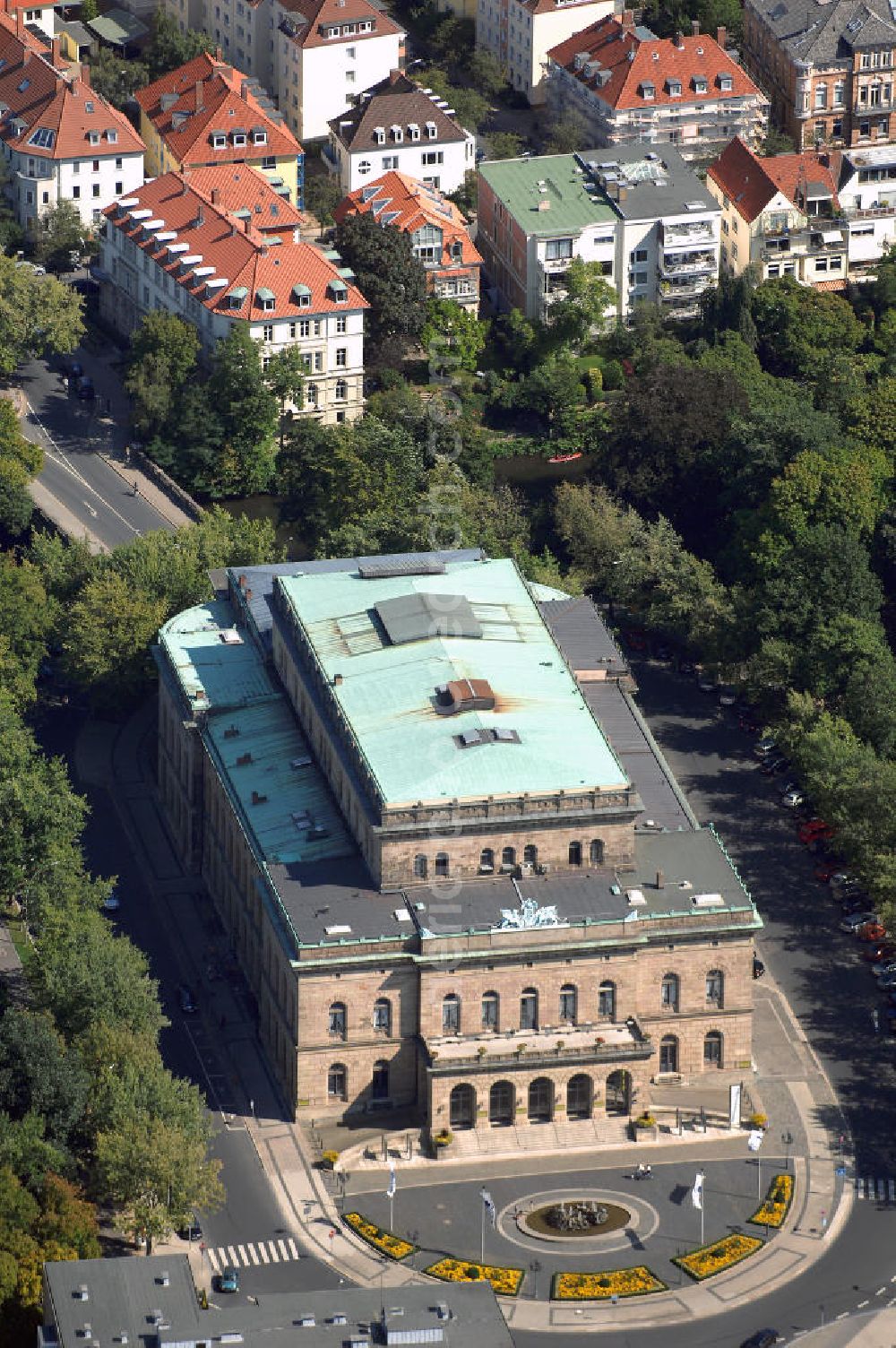 Aerial photograph Braunschweig - Blick auf das Staatstheater Braunschweig. Das Staatstheater Braunschweig ist das älteste öffentliche Mehrspartentheater Deutschlands. Im Jahr zeigt es ca. 30 Premieren in Musiktheater (Oper, Operette, Musical), Ballett und Schauspiel. Aber auch in der Kinder- und Jugendsparte Junges Theater. Das Staatstheater besteht aus zwei Gebäuden. Das Große Haus verfügt über 896 Sitz- und 60 Stehplätze. Das Kleine Haus maximal 297 Plätze bei einer multifunktionalen Raumanordnung. Eigentümer des Staatstheaters Braunschweig ist das Land Niedersachsen. Kontakt: Staatstheater Braunschweig, Besucherservice, Postfach 4539, 38035 Braunschweig, Tel.: +49(0)5311234 0, Fax: +49(0)5311234 103, E-Mail: service@staatstheater-braunschweig.de