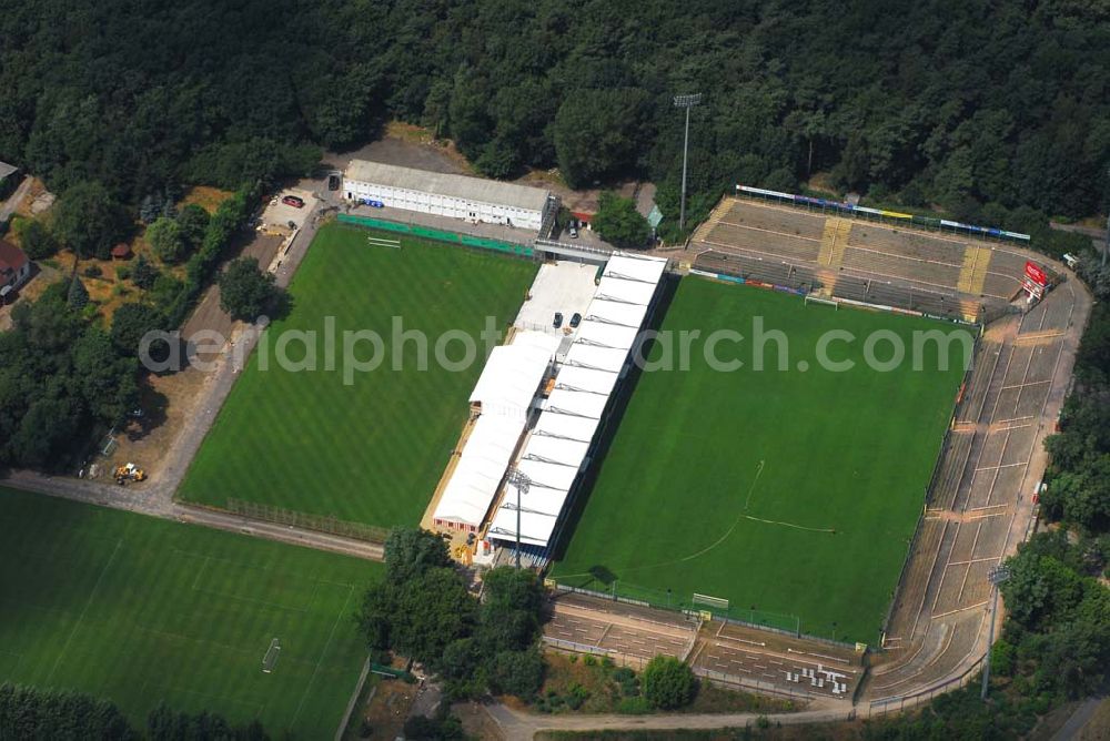 Berlin from the bird's eye view: Blick auf das Stadion an der Alten Försterei. Es entstand 1920 als Ersatz für den Platz an der Oberschöneweider Wattstraße, wo Union 06 Oberschöneweide (der Vorgängerverein vom 1. FC Union) seit 1910 ansässig war. Anfang 2007 zeichnet sich nun eine Modernisierung beziehungsweise ein Ausbau der Alten Försterei ab. Nach den Plänen des Vereins soll das Stadion bis 2008 für 17 Millionen Euro zu einem komplett überdachten Stadion ausgebaut werden. Hierbei ist auch der komplette Neubau der Haupttribüne mit 3.700 Sitzplätzen und 38 Logen geplant. Insgesamt soll ein Fassungsvermögen von ca. 23.000 Zuschauer erreicht werden.