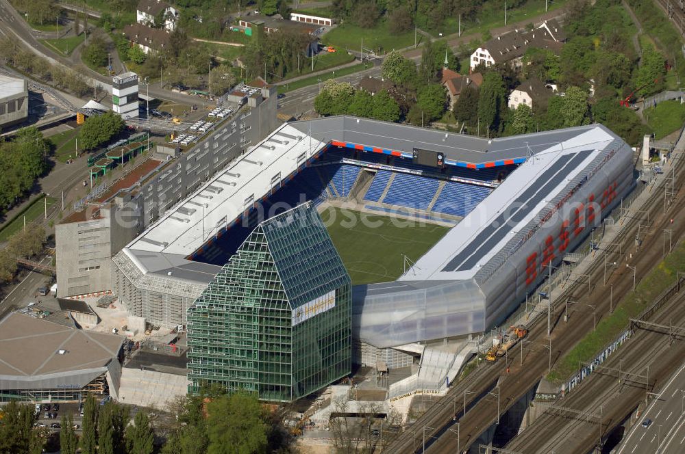 Aerial image Basel - Der St. Jakob-Park (früher St. Jakob-Stadion, lokal Joggeli genannt) ist zur Zeit das grösste Fussballstadion der Schweiz und ist Teil des Sportzentrum St. Jakob. Es ist das Heimstadion des Fussballclub Basel (FCB). Es wurde von den Architekten Herzog & de Meuron von 1999 bis 2001 erstellt und hat ein Fassungsvermögen von 38500 Sitzplätzen. Es ist Austragungsort und Eröffnungsort der Europameisterschaft 2008. Zum St. Jakob-Park gehört auch der neu erbaute St.Jakob Turm mit Glasfassade.