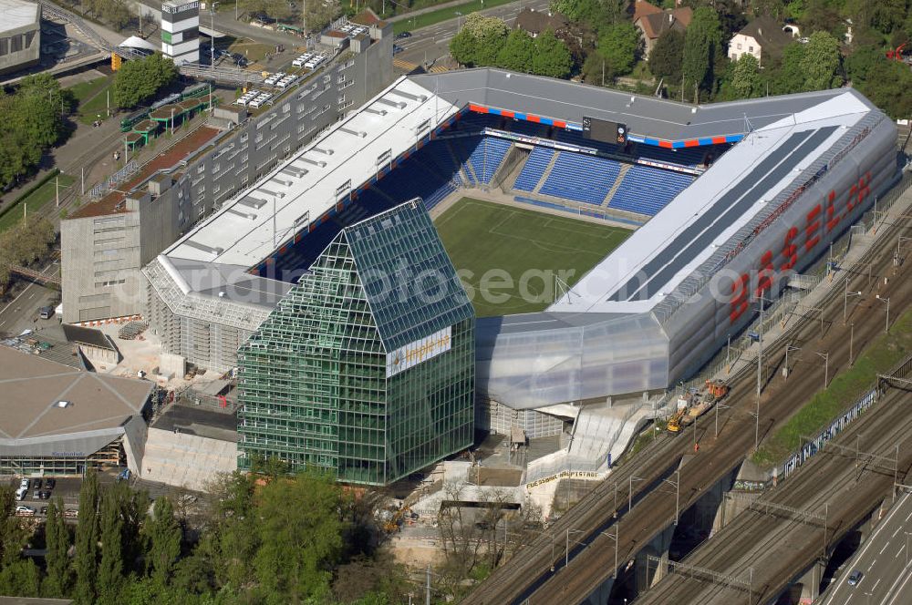 Aerial photograph Basel - Der St. Jakob-Park (früher St. Jakob-Stadion, lokal Joggeli genannt) ist zur Zeit das grösste Fussballstadion der Schweiz und ist Teil des Sportzentrum St. Jakob. Es ist das Heimstadion des Fussballclub Basel (FCB). Es wurde von den Architekten Herzog & de Meuron von 1999 bis 2001 erstellt und hat ein Fassungsvermögen von 38500 Sitzplätzen. Es ist Austragungsort und Eröffnungsort der Europameisterschaft 2008. Zum St. Jakob-Park gehört auch der neu erbaute St.Jakob Turm mit Glasfassade.