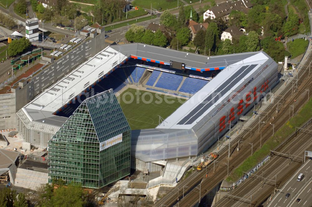 Basel from above - Der St. Jakob-Park (früher St. Jakob-Stadion, lokal Joggeli genannt) ist zur Zeit das grösste Fussballstadion der Schweiz und ist Teil des Sportzentrum St. Jakob. Es ist das Heimstadion des Fussballclub Basel (FCB). Es wurde von den Architekten Herzog & de Meuron von 1999 bis 2001 erstellt und hat ein Fassungsvermögen von 38500 Sitzplätzen. Es ist Austragungsort und Eröffnungsort der Europameisterschaft 2008. Zum St. Jakob-Park gehört auch der neu erbaute St.Jakob Turm mit Glasfassade.