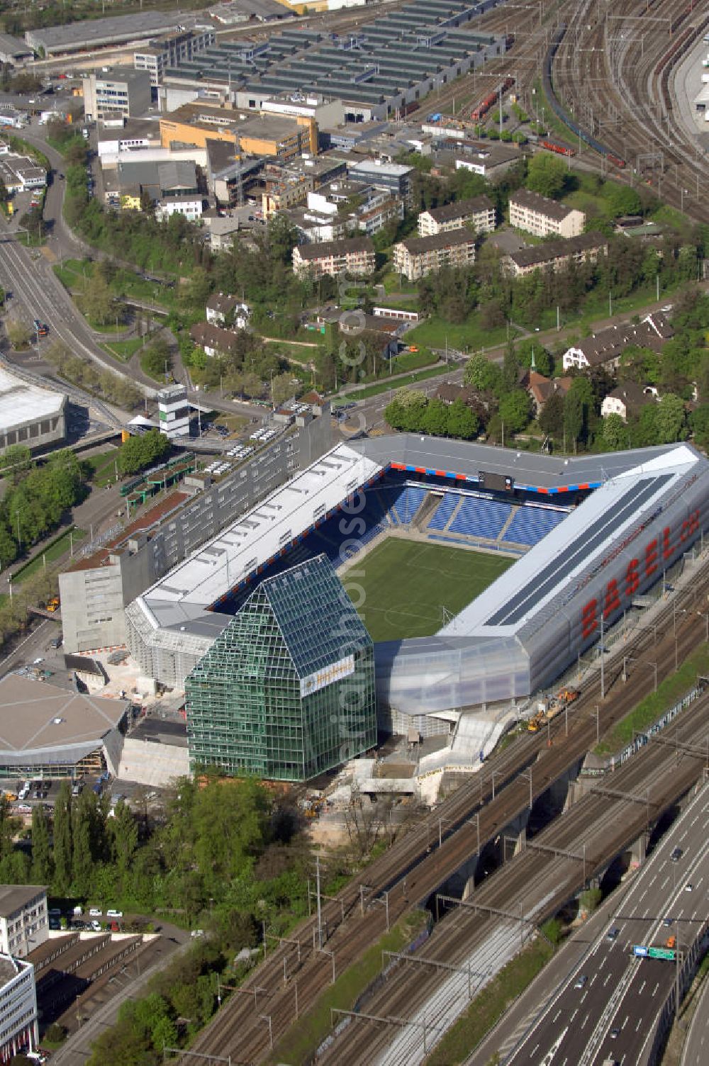 Basel from the bird's eye view: Der St. Jakob-Park (früher St. Jakob-Stadion, lokal Joggeli genannt) ist zur Zeit das grösste Fussballstadion der Schweiz und ist Teil des Sportzentrum St. Jakob. Es ist das Heimstadion des Fussballclub Basel (FCB). Es wurde von den Architekten Herzog & de Meuron von 1999 bis 2001 erstellt und hat ein Fassungsvermögen von 38500 Sitzplätzen. Es ist Austragungsort und Eröffnungsort der Europameisterschaft 2008. Zum St. Jakob-Park gehört auch der neu erbaute St.Jakob Turm mit Glasfassade.