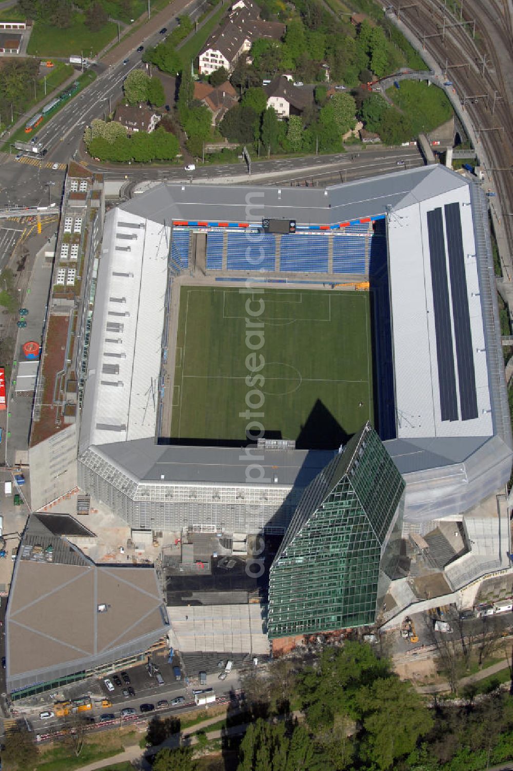 Basel from above - Der St. Jakob-Park (früher St. Jakob-Stadion, lokal Joggeli genannt) ist zur Zeit das grösste Fussballstadion der Schweiz und ist Teil des Sportzentrum St. Jakob. Es ist das Heimstadion des Fussballclub Basel (FCB). Es wurde von den Architekten Herzog & de Meuron von 1999 bis 2001 erstellt und hat ein Fassungsvermögen von 38500 Sitzplätzen. Es ist Austragungsort und Eröffnungsort der Europameisterschaft 2008. Zum St. Jakob-Park gehört auch der neu erbaute St.Jakob Turm mit Glasfassade.