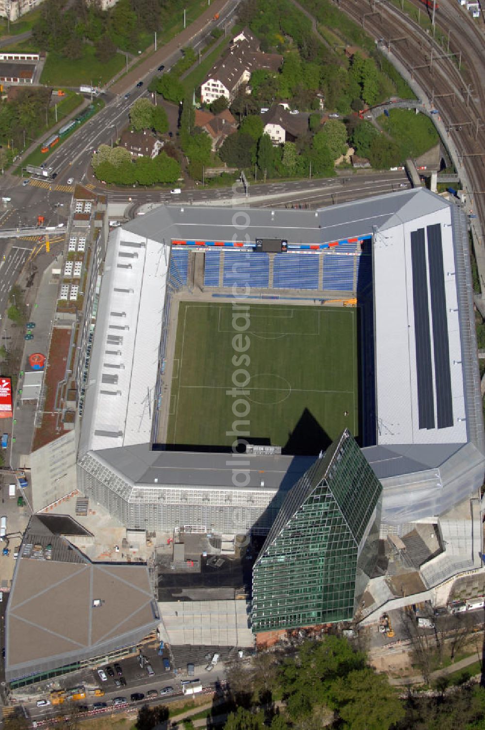 Basel from the bird's eye view: Der St. Jakob-Park (früher St. Jakob-Stadion, lokal Joggeli genannt) ist zur Zeit das grösste Fussballstadion der Schweiz und ist Teil des Sportzentrum St. Jakob. Es ist das Heimstadion des Fussballclub Basel (FCB). Es wurde von den Architekten Herzog & de Meuron von 1999 bis 2001 erstellt und hat ein Fassungsvermögen von 38500 Sitzplätzen. Es ist Austragungsort und Eröffnungsort der Europameisterschaft 2008. Zum St. Jakob-Park gehört auch der neu erbaute St.Jakob Turm mit Glasfassade.