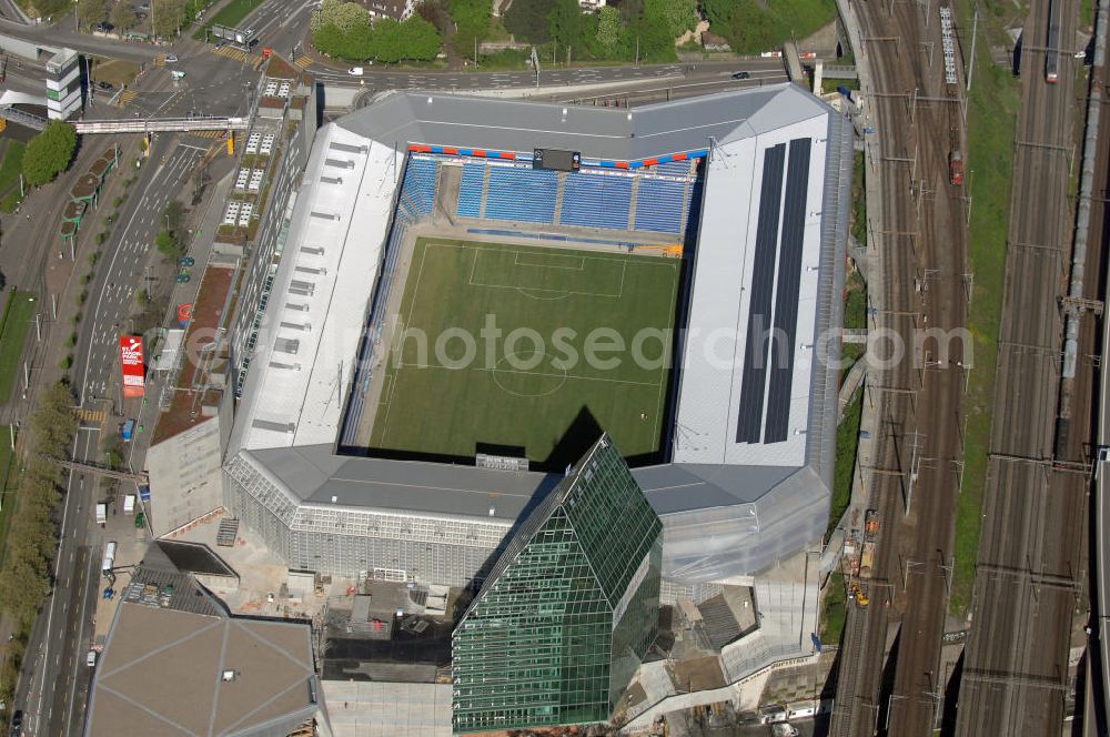 Aerial image Basel - Der St. Jakob-Park (früher St. Jakob-Stadion, lokal Joggeli genannt) ist zur Zeit das grösste Fussballstadion der Schweiz und ist Teil des Sportzentrum St. Jakob. Es ist das Heimstadion des Fussballclub Basel (FCB). Es wurde von den Architekten Herzog & de Meuron von 1999 bis 2001 erstellt und hat ein Fassungsvermögen von 38500 Sitzplätzen. Es ist Austragungsort und Eröffnungsort der Europameisterschaft 2008. Zum St. Jakob-Park gehört auch der neu erbaute St.Jakob Turm mit Glasfassade.