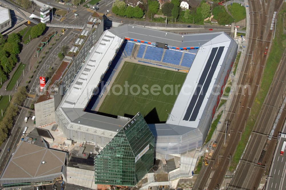 Basel from above - Der St. Jakob-Park (früher St. Jakob-Stadion, lokal Joggeli genannt) ist zur Zeit das grösste Fussballstadion der Schweiz und ist Teil des Sportzentrum St. Jakob. Es ist das Heimstadion des Fussballclub Basel (FCB). Es wurde von den Architekten Herzog & de Meuron von 1999 bis 2001 erstellt und hat ein Fassungsvermögen von 38500 Sitzplätzen. Es ist Austragungsort und Eröffnungsort der Europameisterschaft 2008. Zum St. Jakob-Park gehört auch der neu erbaute St.Jakob Turm mit Glasfassade.