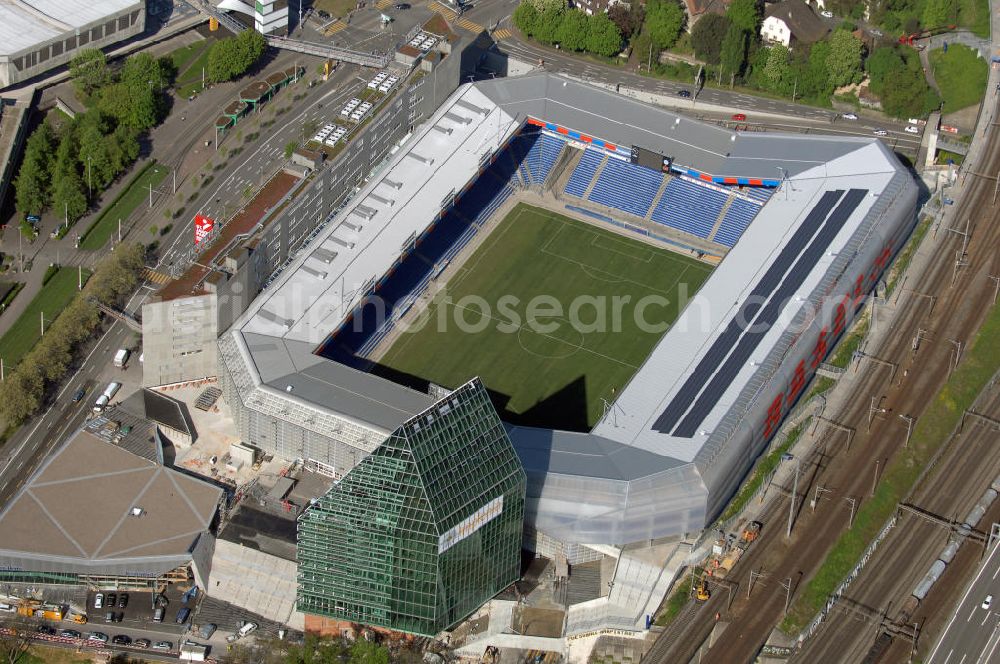 Basel from the bird's eye view: Der St. Jakob-Park (früher St. Jakob-Stadion, lokal Joggeli genannt) ist zur Zeit das grösste Fussballstadion der Schweiz und ist Teil des Sportzentrum St. Jakob. Es ist das Heimstadion des Fussballclub Basel (FCB). Es wurde von den Architekten Herzog & de Meuron von 1999 bis 2001 erstellt und hat ein Fassungsvermögen von 38500 Sitzplätzen. Es ist Austragungsort und Eröffnungsort der Europameisterschaft 2008. Zum St. Jakob-Park gehört auch der neu erbaute St.Jakob Turm mit Glasfassade.