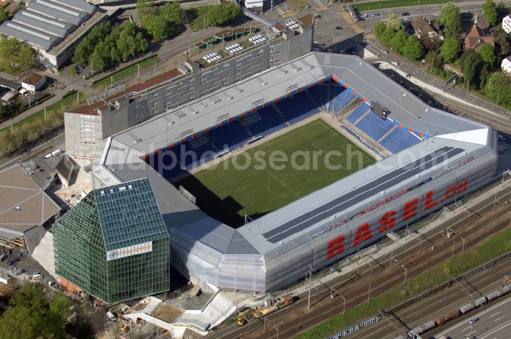 Aerial image Basel - Der St. Jakob-Park (früher St. Jakob-Stadion, lokal Joggeli genannt) ist zur Zeit das grösste Fussballstadion der Schweiz und ist Teil des Sportzentrum St. Jakob. Es ist das Heimstadion des Fussballclub Basel (FCB). Es wurde von den Architekten Herzog & de Meuron von 1999 bis 2001 erstellt und hat ein Fassungsvermögen von 38500 Sitzplätzen. Es ist Austragungsort und Eröffnungsort der Europameisterschaft 2008. Zum St. Jakob-Park gehört auch der neu erbaute St.Jakob Turm mit Glasfassade.