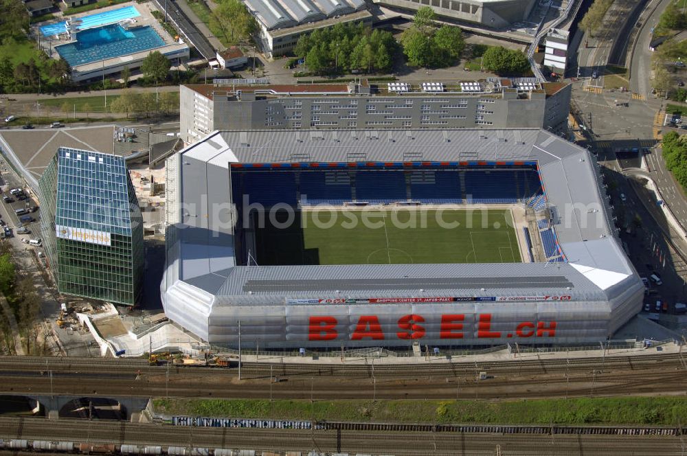 Basel from above - Der St. Jakob-Park (früher St. Jakob-Stadion, lokal Joggeli genannt) ist zur Zeit das grösste Fussballstadion der Schweiz und ist Teil des Sportzentrum St. Jakob. Es ist das Heimstadion des Fussballclub Basel (FCB). Es wurde von den Architekten Herzog & de Meuron von 1999 bis 2001 erstellt und hat ein Fassungsvermögen von 38500 Sitzplätzen. Es ist Austragungsort und Eröffnungsort der Europameisterschaft 2008. Zum St. Jakob-Park gehört auch der neu erbaute St.Jakob Turm mit Glasfassade.