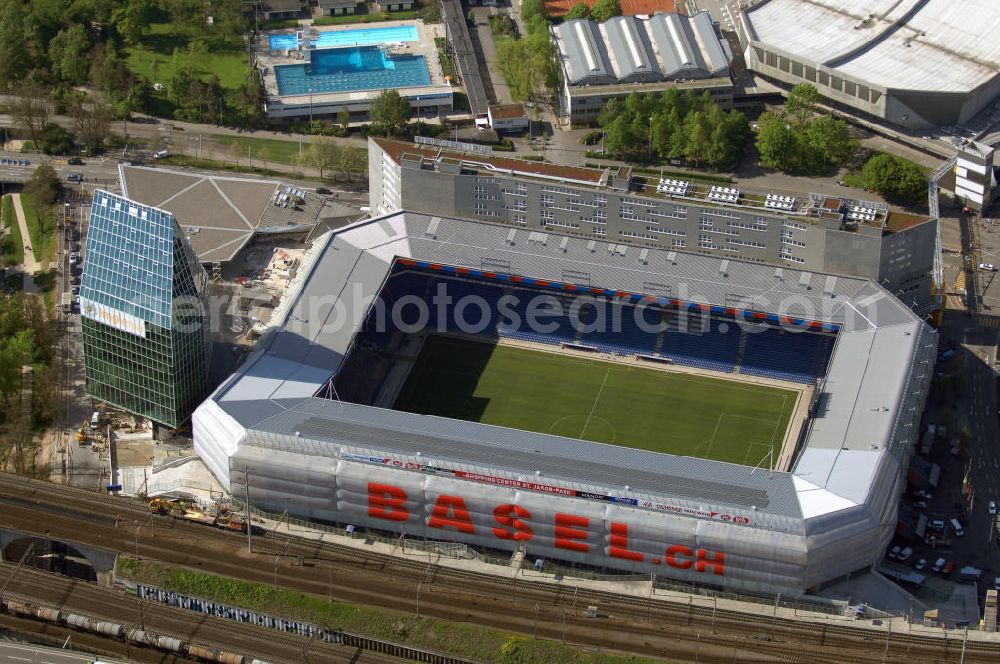 Basel from the bird's eye view: Der St. Jakob-Park (früher St. Jakob-Stadion, lokal Joggeli genannt) ist zur Zeit das grösste Fussballstadion der Schweiz und ist Teil des Sportzentrum St. Jakob. Es ist das Heimstadion des Fussballclub Basel (FCB). Es wurde von den Architekten Herzog & de Meuron von 1999 bis 2001 erstellt und hat ein Fassungsvermögen von 38500 Sitzplätzen. Es ist Austragungsort und Eröffnungsort der Europameisterschaft 2008. Zum St. Jakob-Park gehört auch der neu erbaute St.Jakob Turm mit Glasfassade.