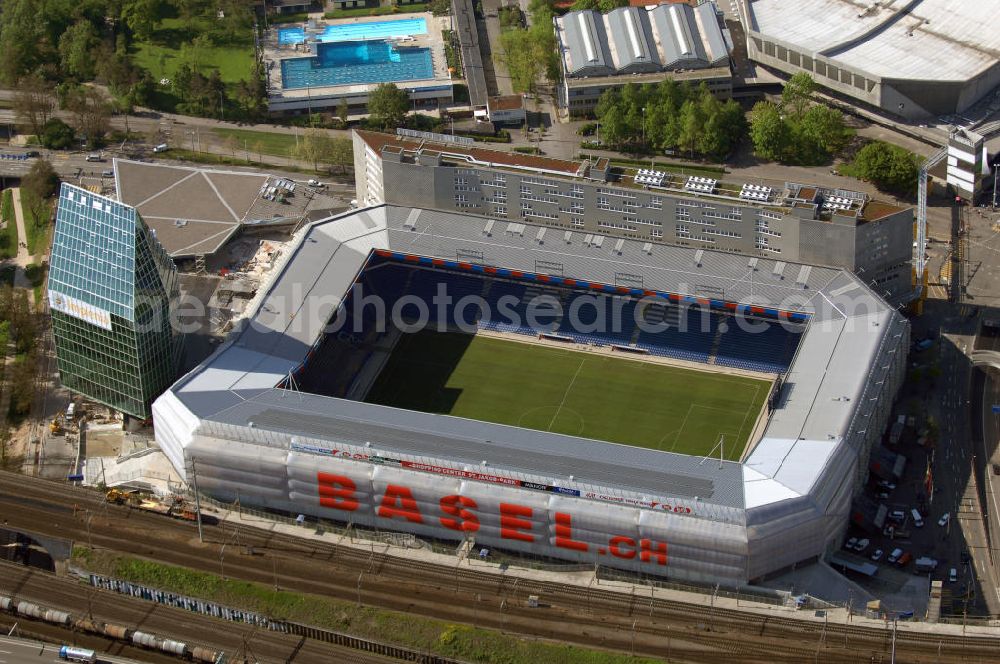 Aerial image Basel - Der St. Jakob-Park (früher St. Jakob-Stadion, lokal Joggeli genannt) ist zur Zeit das grösste Fussballstadion der Schweiz und ist Teil des Sportzentrum St. Jakob. Es ist das Heimstadion des Fussballclub Basel (FCB). Es wurde von den Architekten Herzog & de Meuron von 1999 bis 2001 erstellt und hat ein Fassungsvermögen von 38500 Sitzplätzen. Es ist Austragungsort und Eröffnungsort der Europameisterschaft 2008. Zum St. Jakob-Park gehört auch der neu erbaute St.Jakob Turm mit Glasfassade.