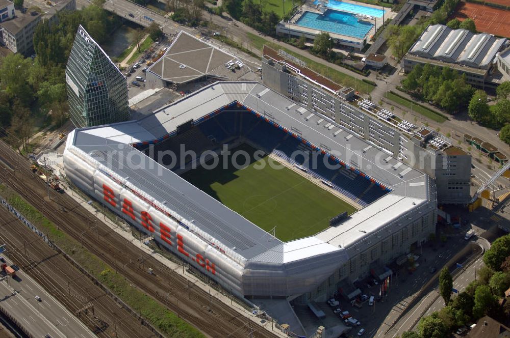 Basel from above - Der St. Jakob-Park (früher St. Jakob-Stadion, lokal Joggeli genannt) ist zur Zeit das grösste Fussballstadion der Schweiz und ist Teil des Sportzentrum St. Jakob. Es ist das Heimstadion des Fussballclub Basel (FCB). Es wurde von den Architekten Herzog & de Meuron von 1999 bis 2001 erstellt und hat ein Fassungsvermögen von 38500 Sitzplätzen. Es ist Austragungsort und Eröffnungsort der Europameisterschaft 2008. Zum St. Jakob-Park gehört auch der neu erbaute St.Jakob Turm mit Glasfassade.