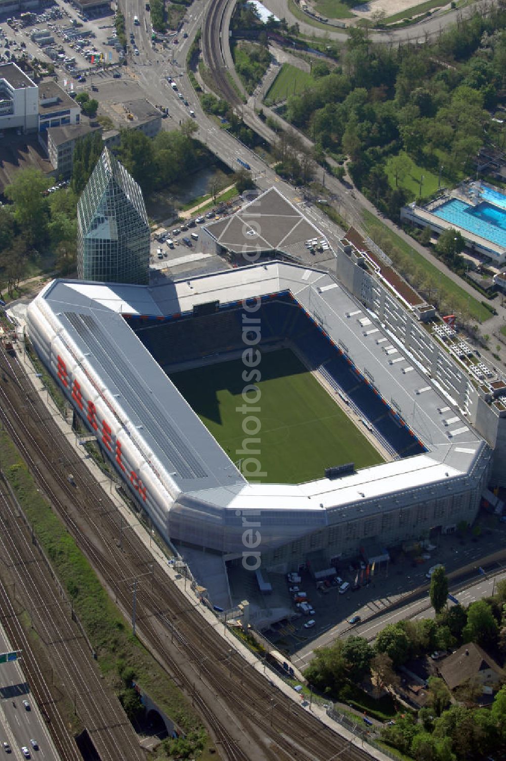 Aerial image Basel - Der St. Jakob-Park (früher St. Jakob-Stadion, lokal Joggeli genannt) ist zur Zeit das grösste Fussballstadion der Schweiz und ist Teil des Sportzentrum St. Jakob. Es ist das Heimstadion des Fussballclub Basel (FCB). Es wurde von den Architekten Herzog & de Meuron von 1999 bis 2001 erstellt und hat ein Fassungsvermögen von 38500 Sitzplätzen. Es ist Austragungsort und Eröffnungsort der Europameisterschaft 2008. Zum St. Jakob-Park gehört auch der neu erbaute St.Jakob Turm mit Glasfassade.