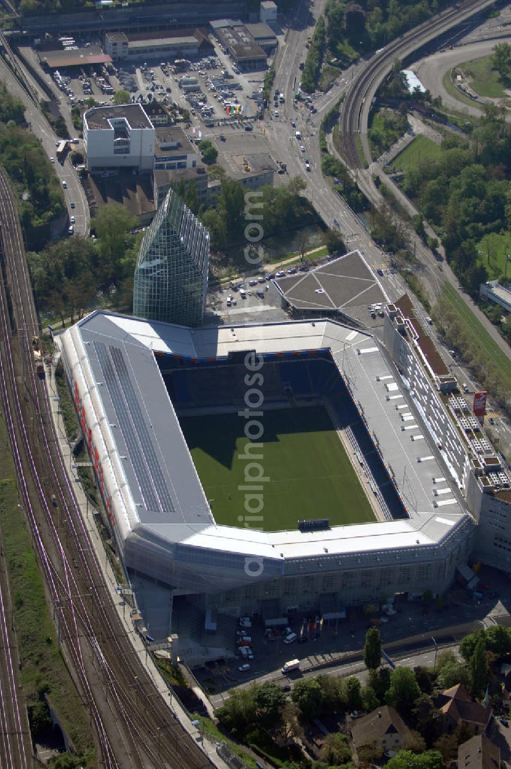 Basel from above - Der St. Jakob-Park (früher St. Jakob-Stadion, lokal Joggeli genannt) ist zur Zeit das grösste Fussballstadion der Schweiz und ist Teil des Sportzentrum St. Jakob. Es ist das Heimstadion des Fussballclub Basel (FCB). Es wurde von den Architekten Herzog & de Meuron von 1999 bis 2001 erstellt und hat ein Fassungsvermögen von 38500 Sitzplätzen. Es ist Austragungsort und Eröffnungsort der Europameisterschaft 2008. Zum St. Jakob-Park gehört auch der neu erbaute St.Jakob Turm mit Glasfassade.