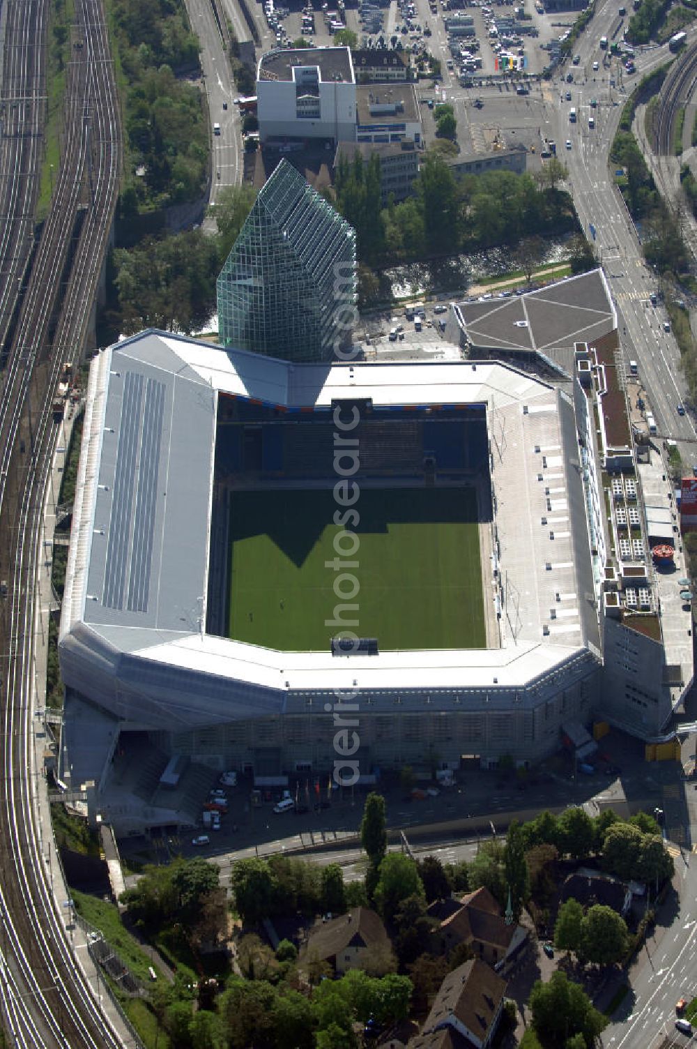 Basel from the bird's eye view: Der St. Jakob-Park (früher St. Jakob-Stadion, lokal Joggeli genannt) ist zur Zeit das grösste Fussballstadion der Schweiz und ist Teil des Sportzentrum St. Jakob. Es ist das Heimstadion des Fussballclub Basel (FCB). Es wurde von den Architekten Herzog & de Meuron von 1999 bis 2001 erstellt und hat ein Fassungsvermögen von 38500 Sitzplätzen. Es ist Austragungsort und Eröffnungsort der Europameisterschaft 2008. Zum St. Jakob-Park gehört auch der neu erbaute St.Jakob Turm mit Glasfassade.