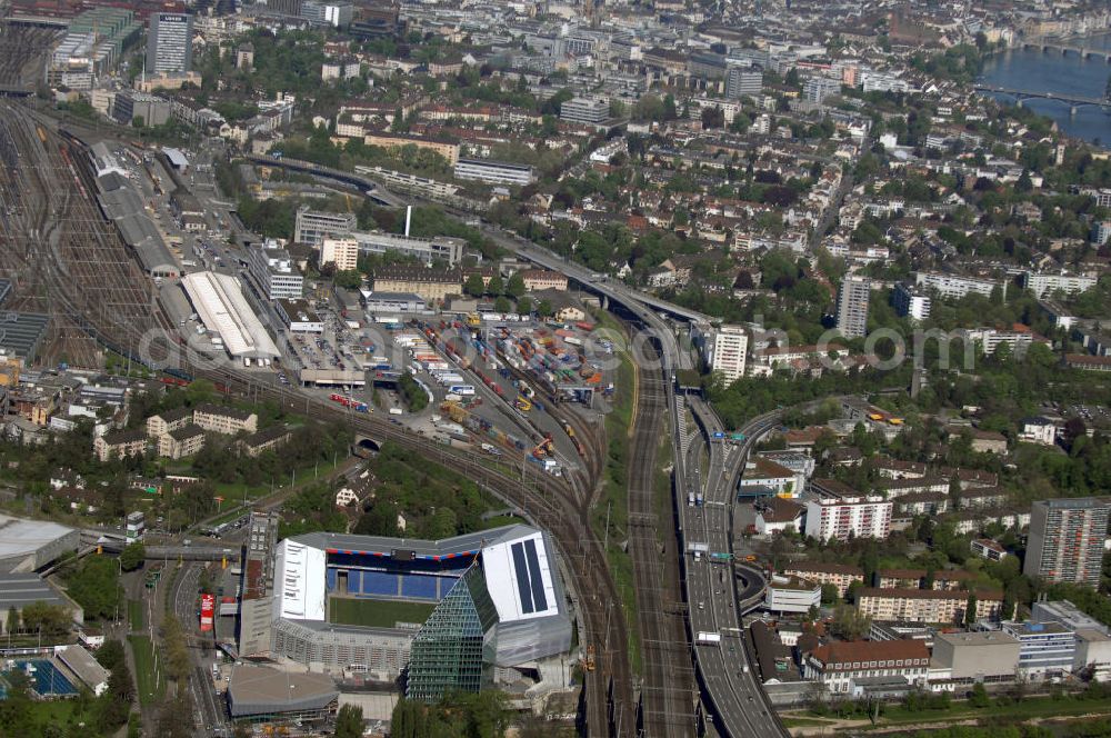 Basel from above - Blick über die Stadt mit Stadion und Bahnhof. Der St. Jakob-Park (früher St. Jakob-Stadion, lokal Joggeli genannt) ist zur Zeit das grösste Fussballstadion der Schweiz und ist Teil des Sportzentrum St. Jakob. Es ist das Heimstadion des Fussballclub Basel (FCB). Es wurde von den Architekten Herzog & de Meuron von 1999 bis 2001 erstellt und hat ein Fassungsvermögen von 38500 Sitzplätzen. Es ist Austragungsort und Eröffnungsort der Europameisterschaft 2008. Zum St. Jakob-Park gehört auch der neu erbaute St.Jakob Turm mit Glasfassade.