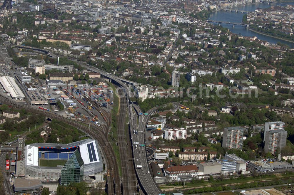 Basel from the bird's eye view: Blick über die Stadt mit Stadion und Bahnhof. Der St. Jakob-Park (früher St. Jakob-Stadion, lokal Joggeli genannt) ist zur Zeit das grösste Fussballstadion der Schweiz und ist Teil des Sportzentrum St. Jakob. Es ist das Heimstadion des Fussballclub Basel (FCB). Es wurde von den Architekten Herzog & de Meuron von 1999 bis 2001 erstellt und hat ein Fassungsvermögen von 38500 Sitzplätzen. Es ist Austragungsort und Eröffnungsort der Europameisterschaft 2008. Zum St. Jakob-Park gehört auch der neu erbaute St.Jakob Turm mit Glasfassade.