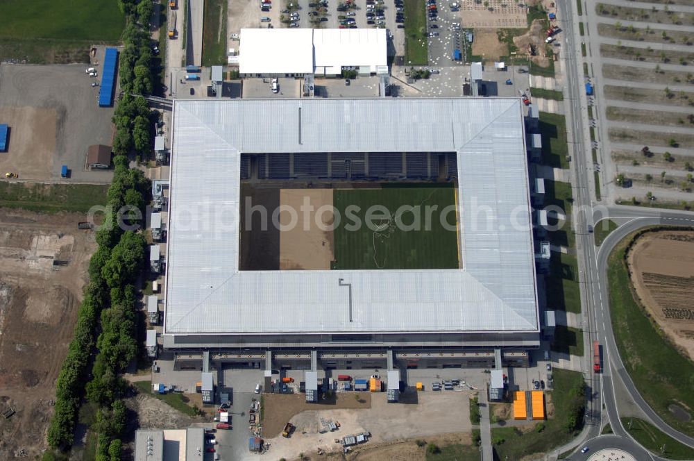 Salzburg from above - Das EM Stadion Wals-Siezenheim ist ein 28.900 Zuschauer fassendes Fußballstadion am Stadtrand von Salzburg in der Gemeinde Wals-Siezenheim, und Heimstätte des Fußballverein FC Red Bull Salzburg. Bei der Fußball Europameisterschaft 2008 wird es einer der vier österreichischen Austragungsorte sein. Aus diesem Grund trägt es, neben der Gemeindebezeichnung auch das Kürzel EM im offiziellen Stadionnamen. Eine eventuelle Umbenennung darf erst nach Beendigung der Europameisterschaft 2008 erfolgen. Das Stadion wurde im März 2003 fertiggestellt und gilt als Nachfolger des alten Lehener Stadions in dem von 1971 bis 2003 der Fußballverein Austria Salzburg beheimatet war.