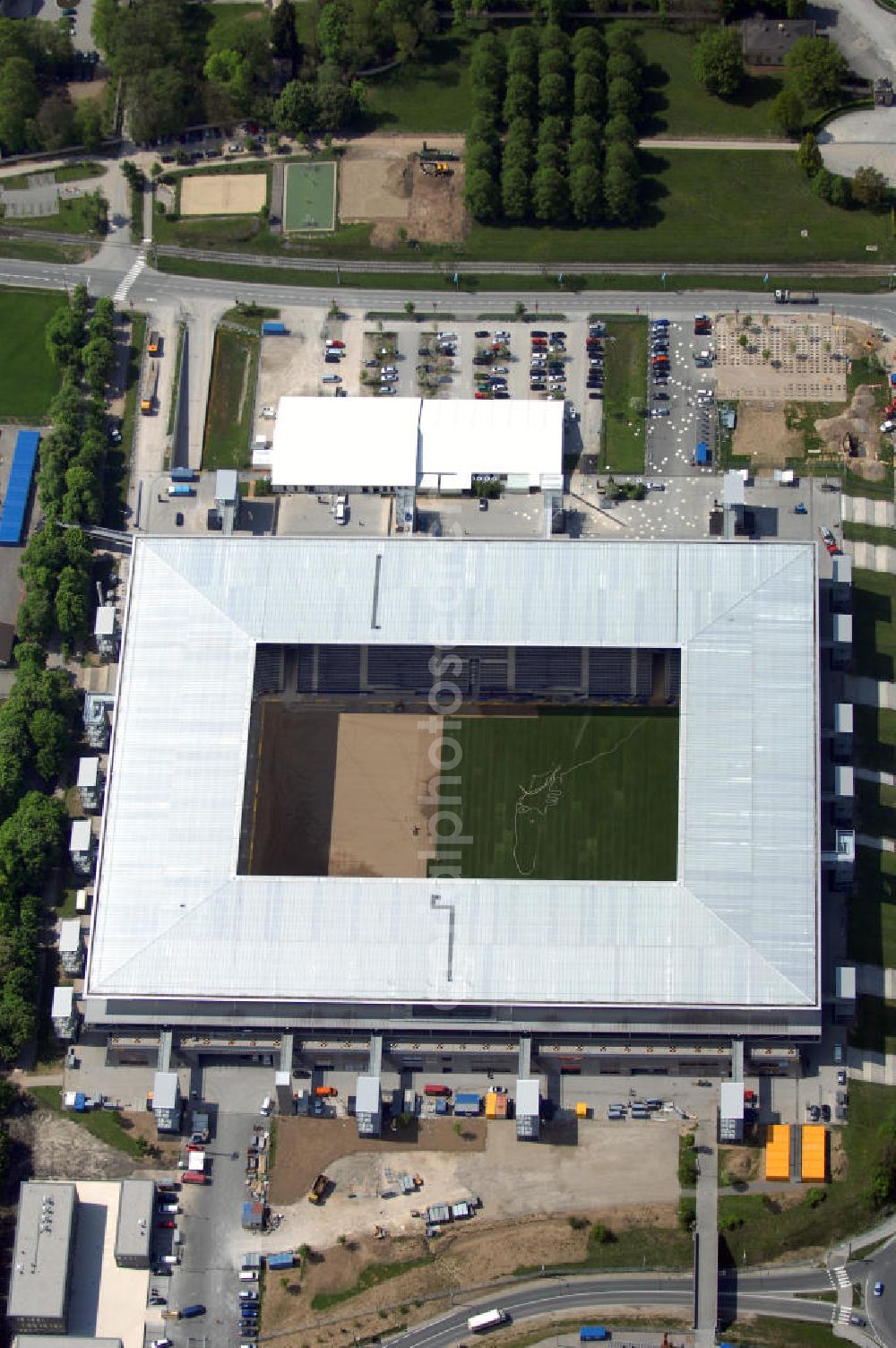 Salzburg from the bird's eye view: Das EM Stadion Wals-Siezenheim ist ein 28.900 Zuschauer fassendes Fußballstadion am Stadtrand von Salzburg in der Gemeinde Wals-Siezenheim, und Heimstätte des Fußballverein FC Red Bull Salzburg. Bei der Fußball Europameisterschaft 2008 wird es einer der vier österreichischen Austragungsorte sein. Aus diesem Grund trägt es, neben der Gemeindebezeichnung auch das Kürzel EM im offiziellen Stadionnamen. Eine eventuelle Umbenennung darf erst nach Beendigung der Europameisterschaft 2008 erfolgen. Das Stadion wurde im März 2003 fertiggestellt und gilt als Nachfolger des alten Lehener Stadions in dem von 1971 bis 2003 der Fußballverein Austria Salzburg beheimatet war.