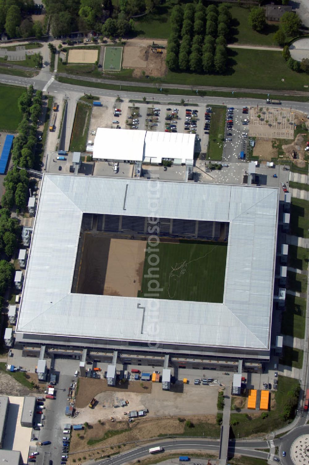 Aerial image Salzburg - Das EM Stadion Wals-Siezenheim ist ein 28.900 Zuschauer fassendes Fußballstadion am Stadtrand von Salzburg in der Gemeinde Wals-Siezenheim, und Heimstätte des Fußballverein FC Red Bull Salzburg. Bei der Fußball Europameisterschaft 2008 wird es einer der vier österreichischen Austragungsorte sein. Aus diesem Grund trägt es, neben der Gemeindebezeichnung auch das Kürzel EM im offiziellen Stadionnamen. Eine eventuelle Umbenennung darf erst nach Beendigung der Europameisterschaft 2008 erfolgen. Das Stadion wurde im März 2003 fertiggestellt und gilt als Nachfolger des alten Lehener Stadions in dem von 1971 bis 2003 der Fußballverein Austria Salzburg beheimatet war.