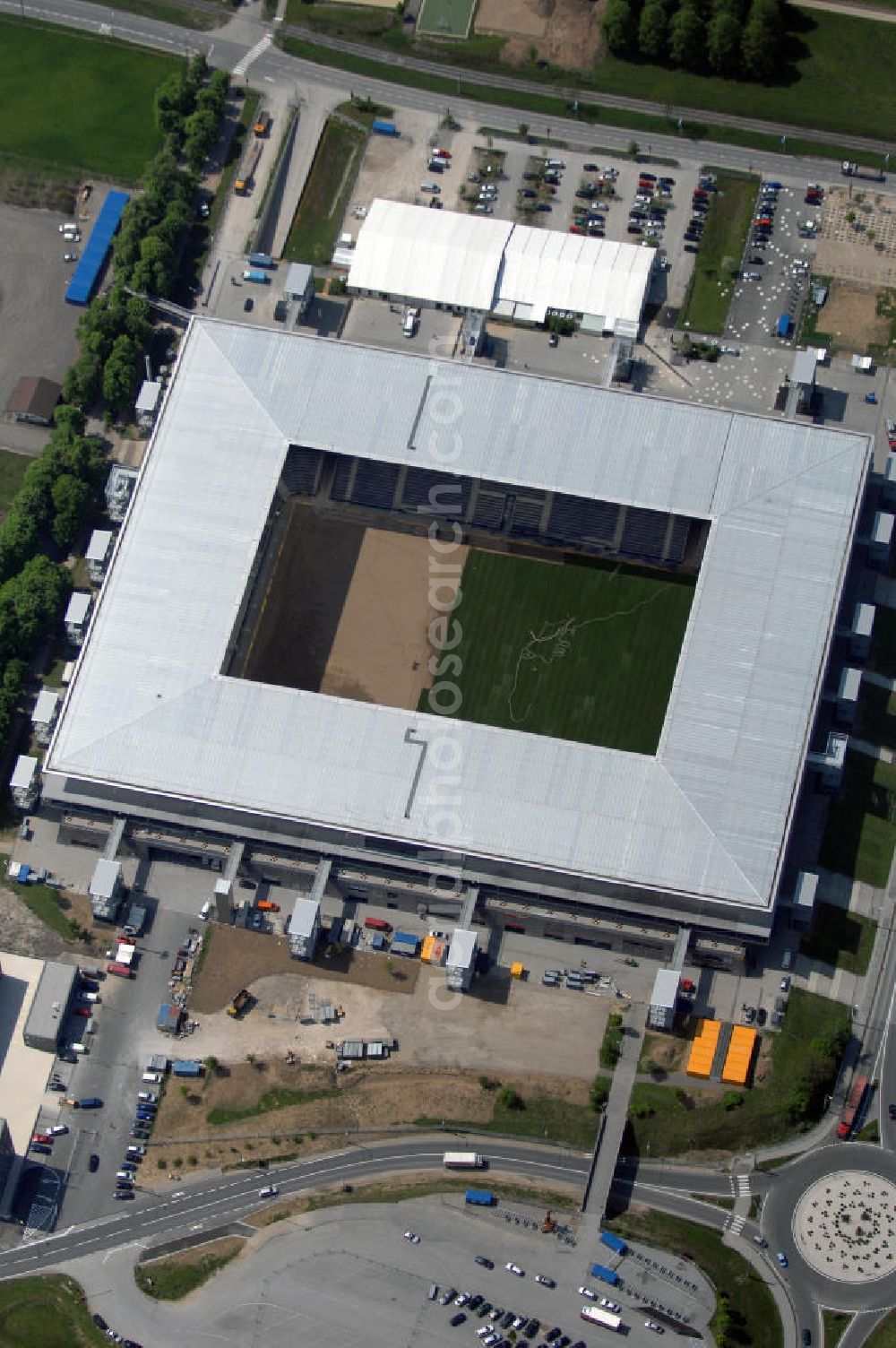 Aerial photograph Salzburg - Das EM Stadion Wals-Siezenheim ist ein 28.900 Zuschauer fassendes Fußballstadion am Stadtrand von Salzburg in der Gemeinde Wals-Siezenheim, und Heimstätte des Fußballverein FC Red Bull Salzburg. Bei der Fußball Europameisterschaft 2008 wird es einer der vier österreichischen Austragungsorte sein. Aus diesem Grund trägt es, neben der Gemeindebezeichnung auch das Kürzel EM im offiziellen Stadionnamen. Eine eventuelle Umbenennung darf erst nach Beendigung der Europameisterschaft 2008 erfolgen. Das Stadion wurde im März 2003 fertiggestellt und gilt als Nachfolger des alten Lehener Stadions in dem von 1971 bis 2003 der Fußballverein Austria Salzburg beheimatet war.